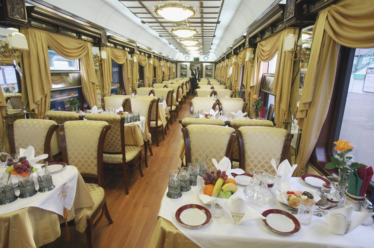Вагон-ресторан люксового поезда Золотой орел – Транссибирский экспресс