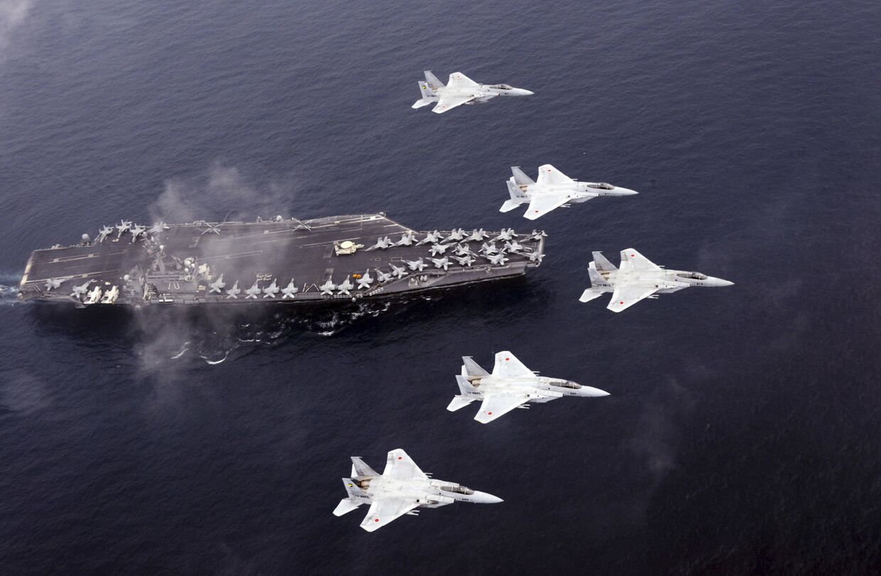 Истребители F-16 воздушных сил самообороны Японии над американским авианосцем «Карл Винсон»