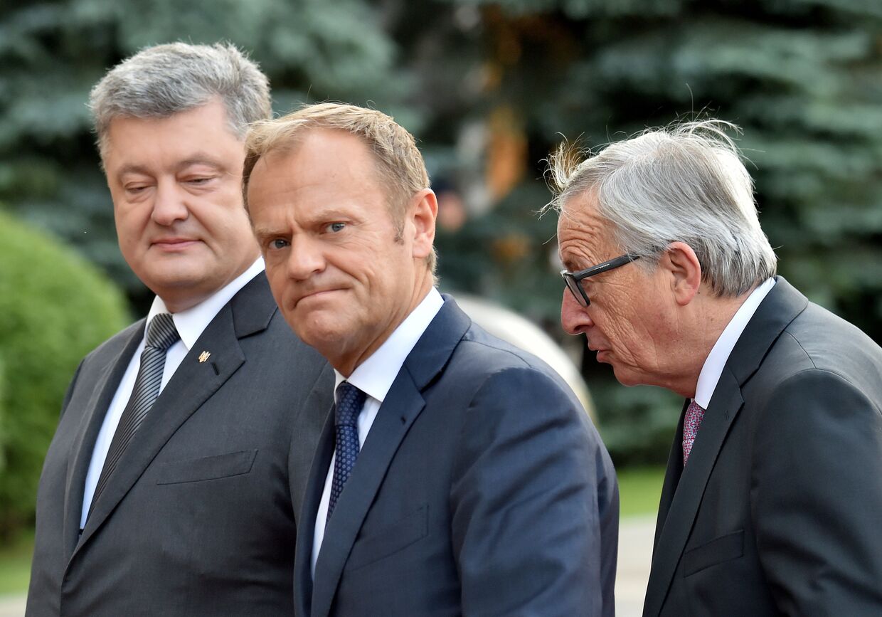 Президент Украины Петр Порошенко, председатель Еврокомиссии Жан-Клод Юнкер и председатель Европейского совета Дональд Туск