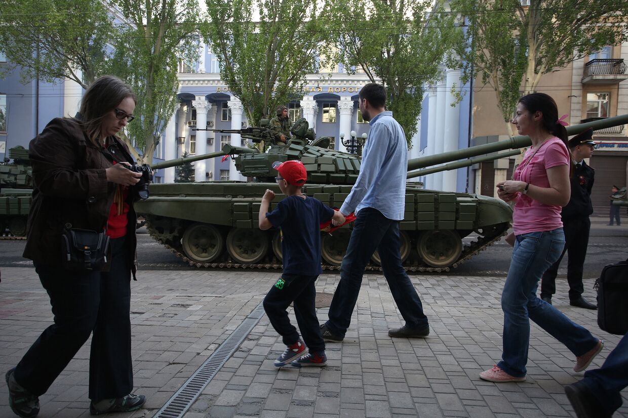 Местные жители в Донецке