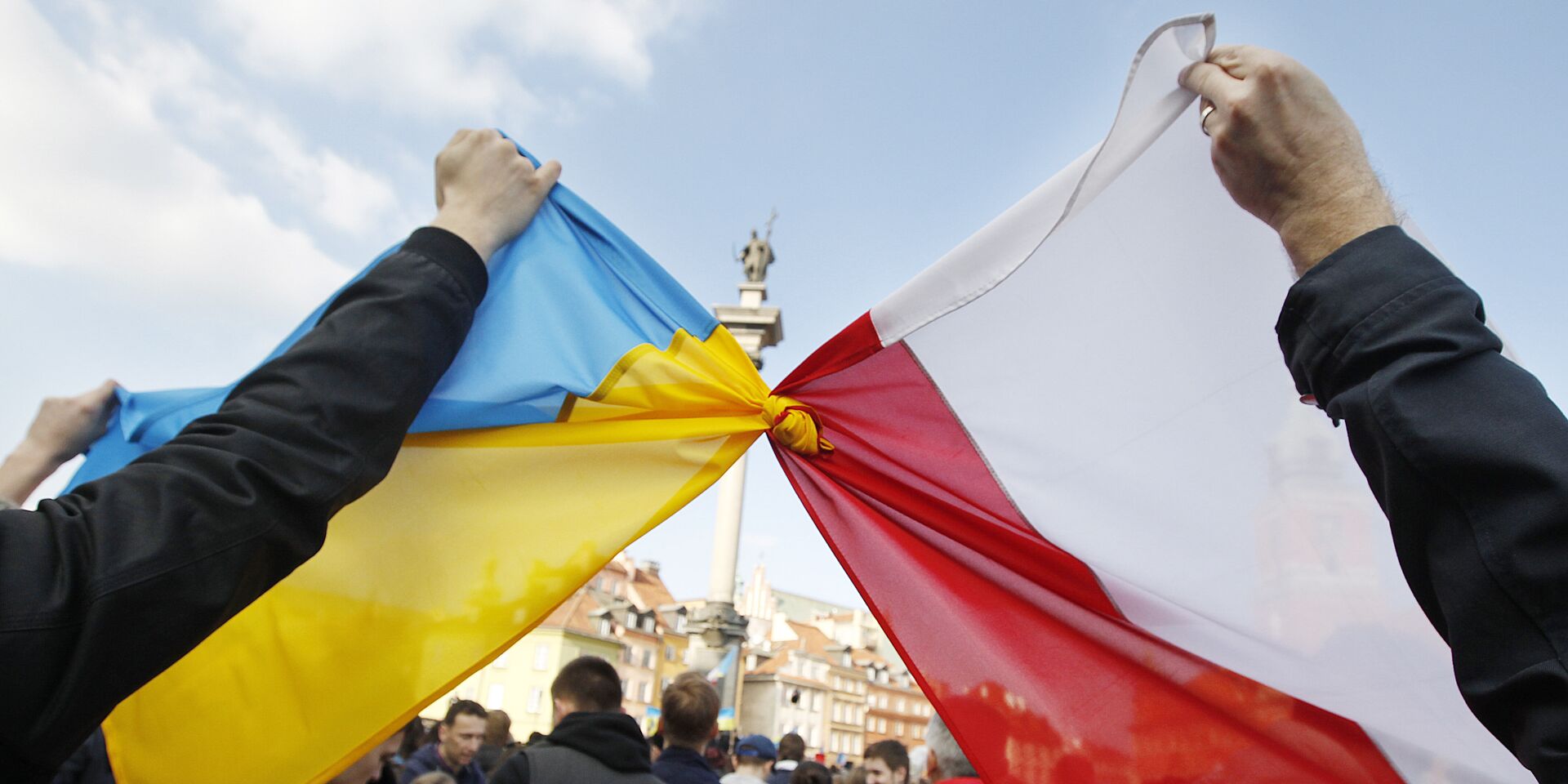 Флаги Польши и Украины во время демонстрации в поддержку оппозиционного движения на Украине - ИноСМИ, 1920, 13.10.2020