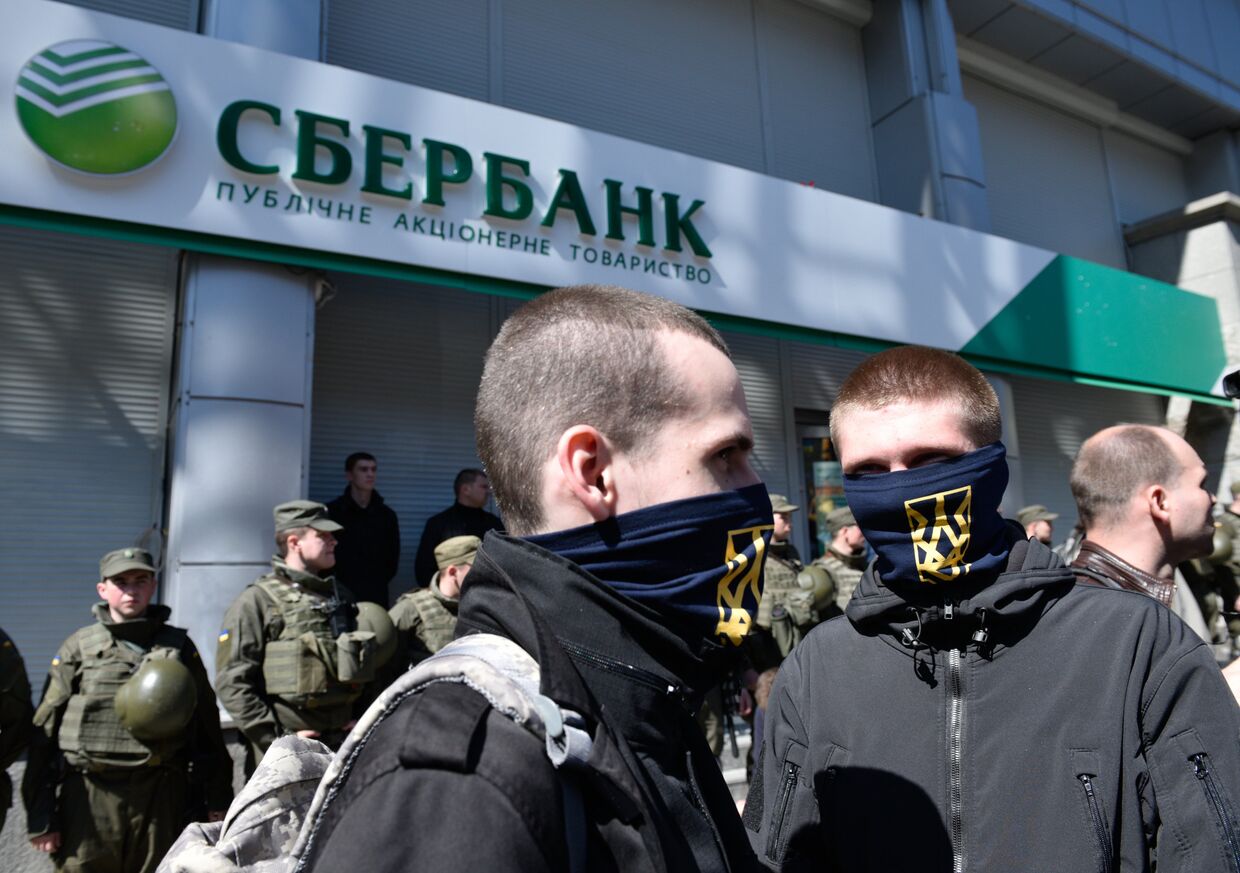 Акция протеста радикалов (Национальный корпус) у здания украинского филиала Сбербанка в Киеве