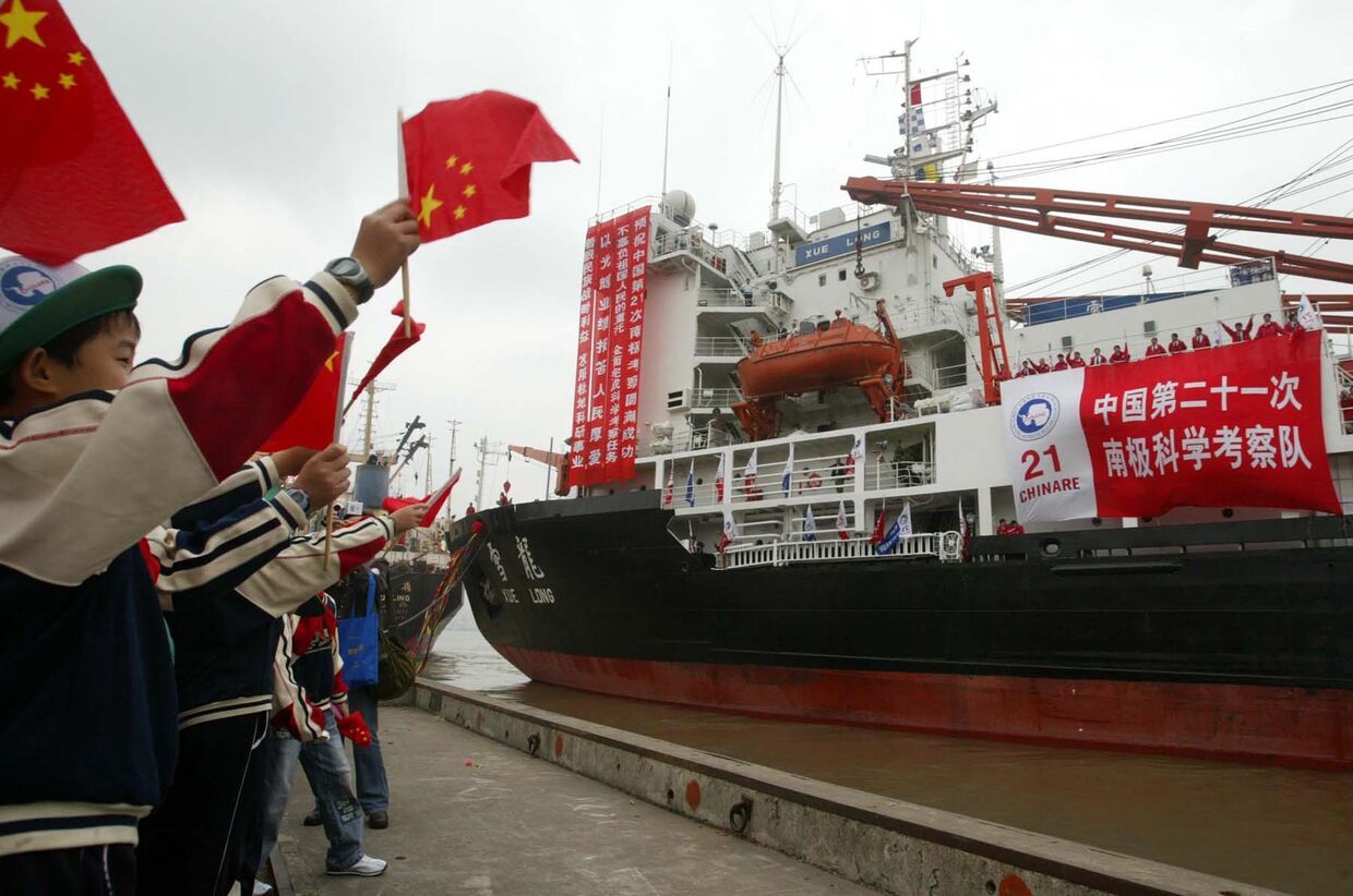 Китайский ледокол Xue Long («Снежный дракон») в порту Шанхая, Китай