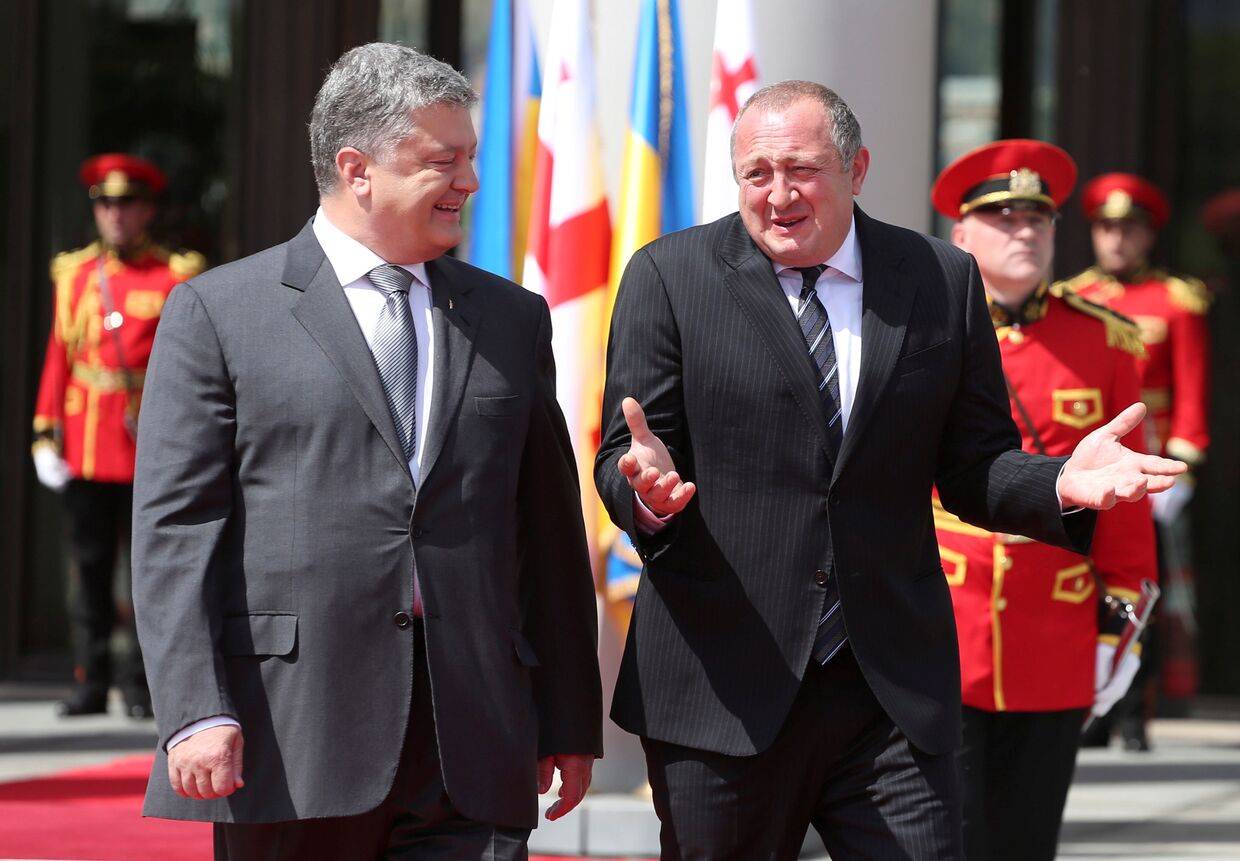 Президент Украины Петр Порошенко и президент Грузии Георгий Маргвелашвили на церемонии приветствия в Тбилиси, Грузия. 18 июля 2017