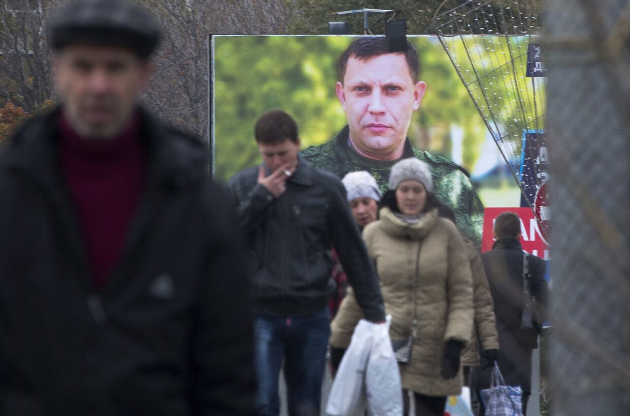 Плакат с изображением главы ДНР Александра Захарченко в Донецке
