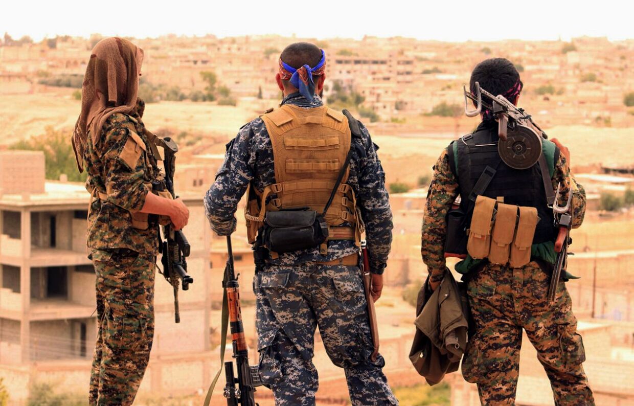 Бойцы сирийских демократических сил недалеко от города Табке, Сирия
