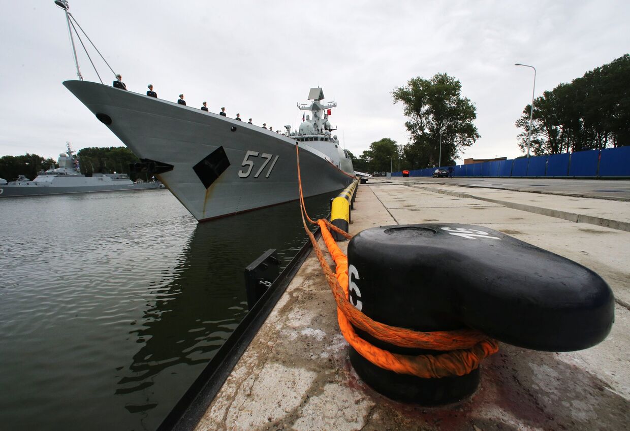 Фрегат военно-морских сил КНР Юньчэн в порту Балтийска, куда он прибыл в составе трех кораблей ВМС Китая для участия в российско-китайских учениях Морское взаимодействие – 2017