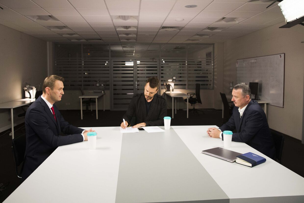 Алексей Навальный и Игорь Стрелков принимают участие в дебатах в Москве