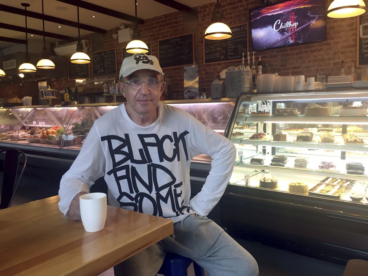Михаил Рубинштейн в своем кафе на Брайтон-Бич в Нью-Йорке