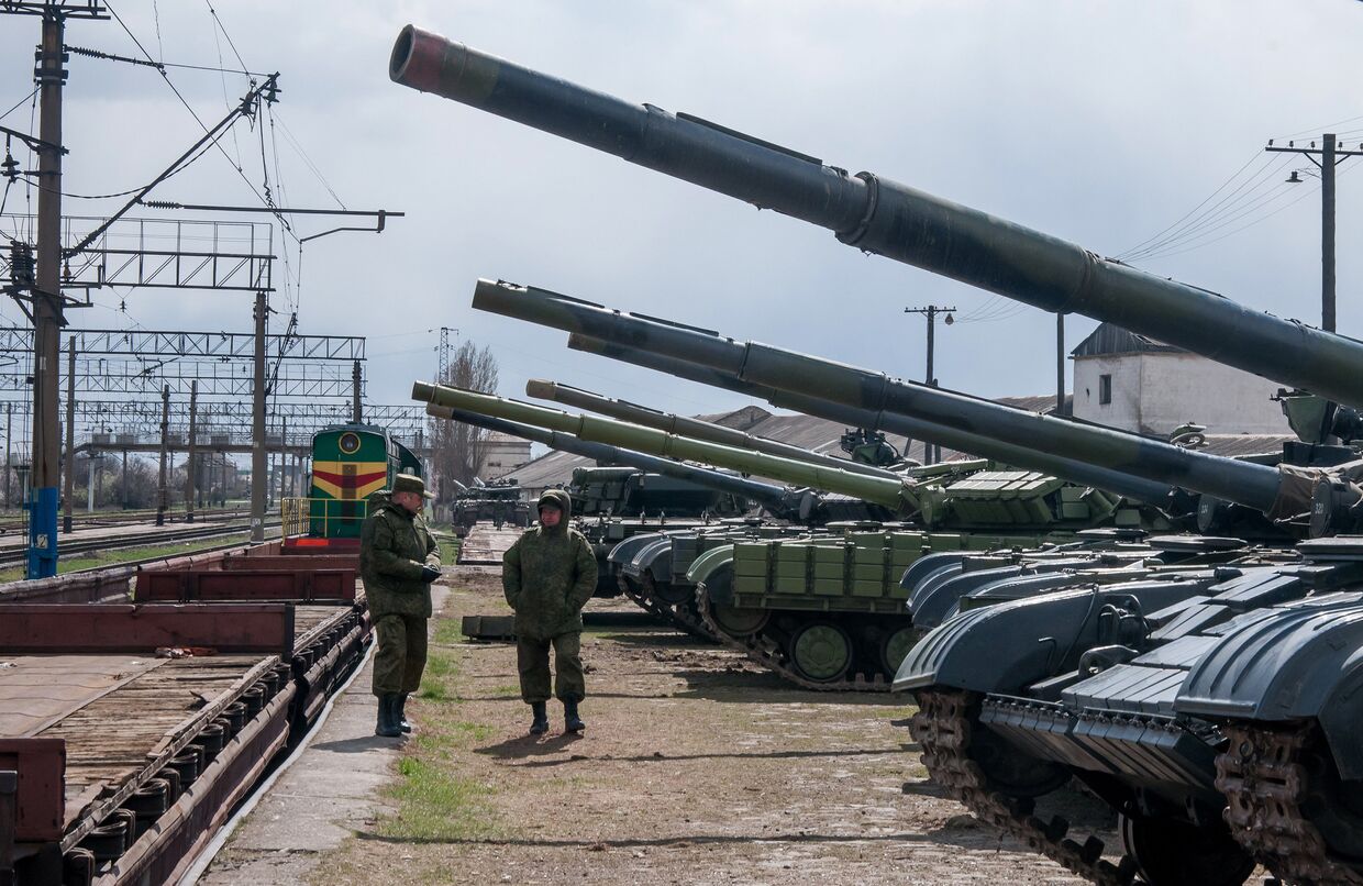 Украинские танки готовятся к погрузке на поезд на железнодорожной станции близ Симферополя