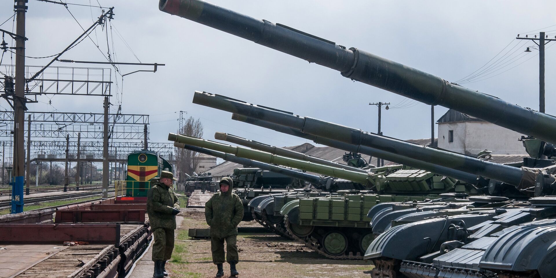 Украинские танки готовятся к погрузке на поезд на железнодорожной станции близ Симферополя - ИноСМИ, 1920, 24.08.2023