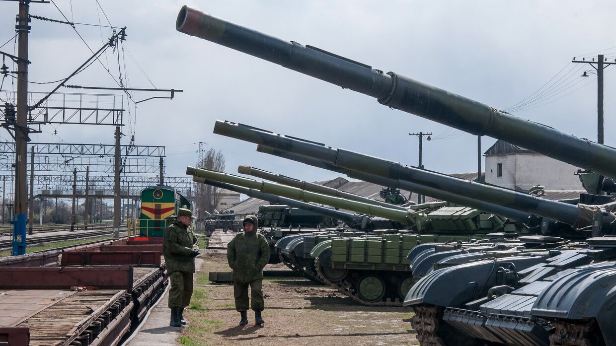 Украинские танки готовятся к погрузке на поезд на железнодорожной станции близ Симферополя