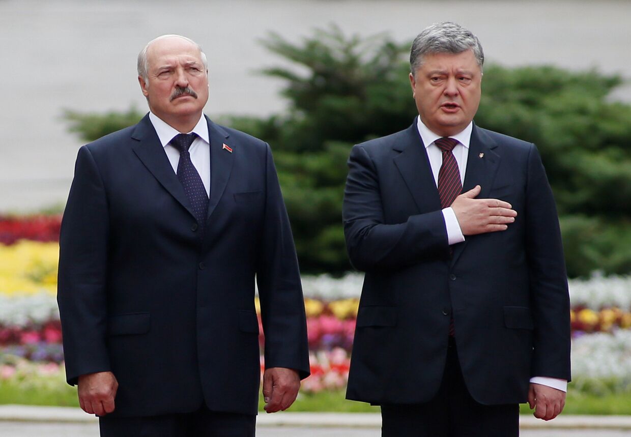 Президент Украины Петр Порошенко и президент Белоруссии Александр Лукашенко на торжественной церемонии в Киеве
