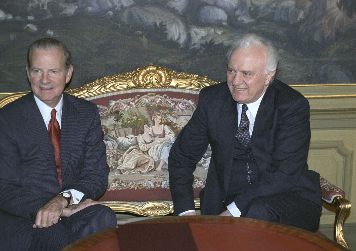 Министр внешний сношений СССР Э. А. Шеварднадзе и госсекретарь США Дж. Бейкер