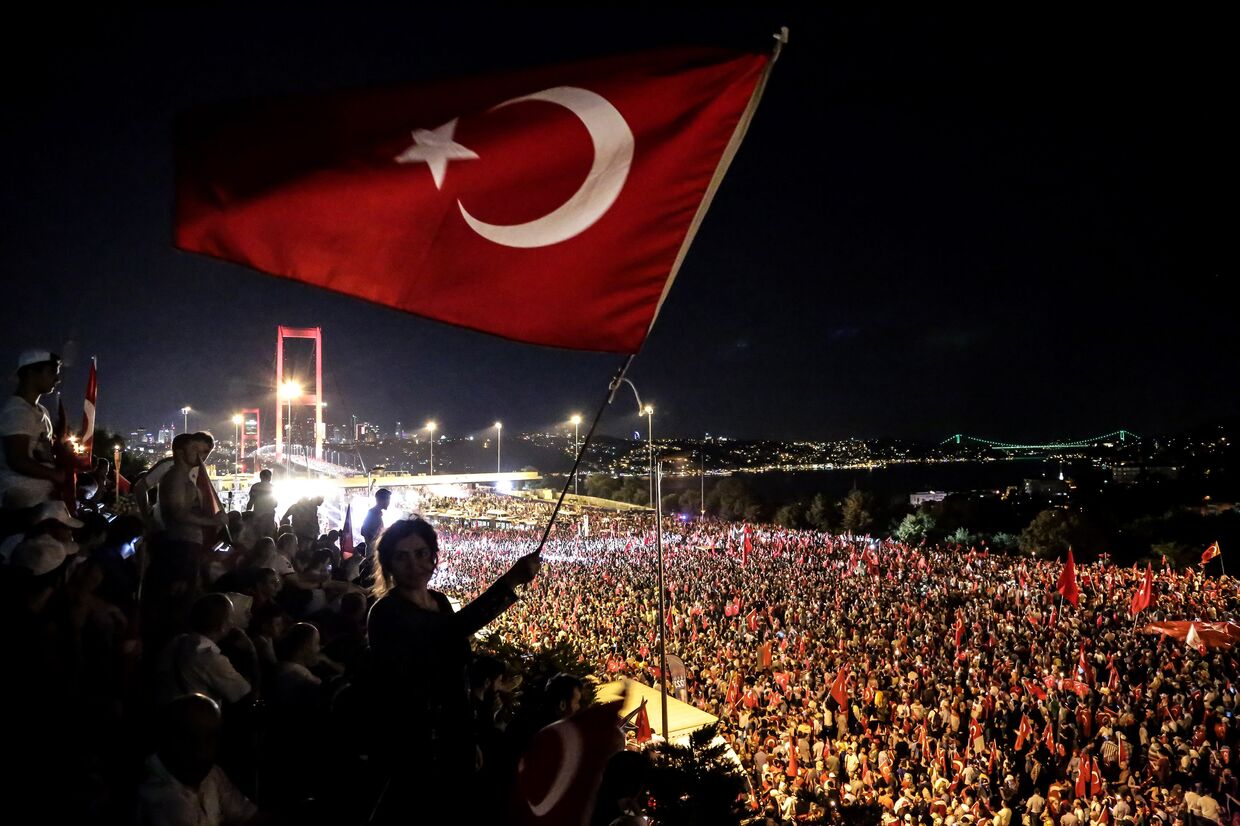Сторонники Реджепа Тайип Эрдогана во время митинга на Босфорском мосту в Стамбуле