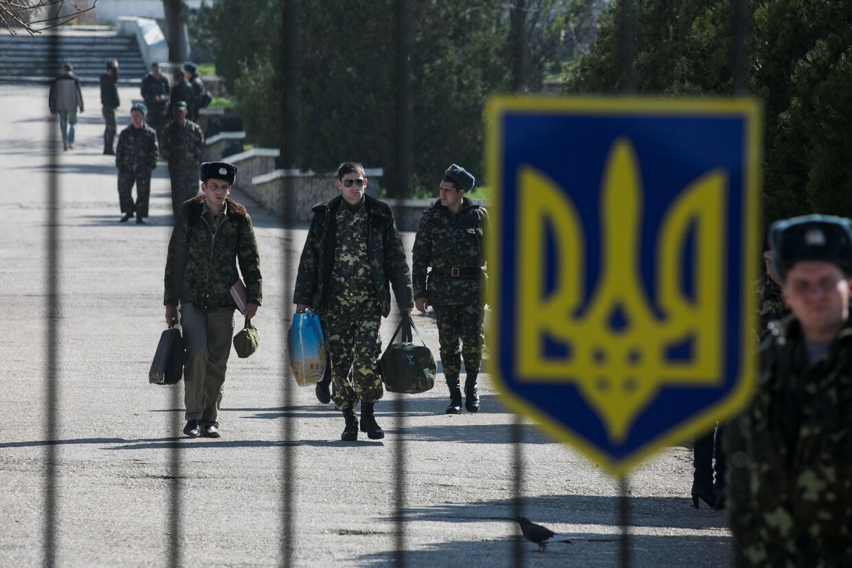 Украинские военнослужащие покидают свою базу в поселке Любимовка рядом с Севастополем