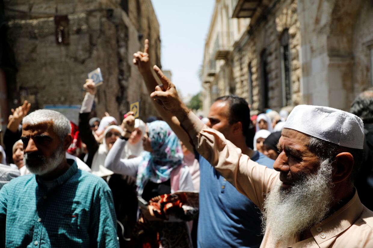 Палестинцы во время акции протеста из-за новых мер безопасности Израиля на улице Старого города в Иерусалиме