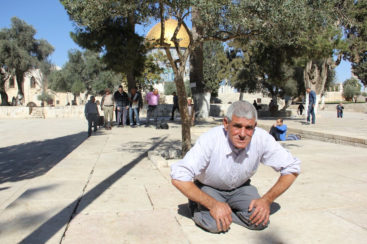 Мужчина молится перед мечетью Аль-Акса на Храмовой горе в Иерусалиме