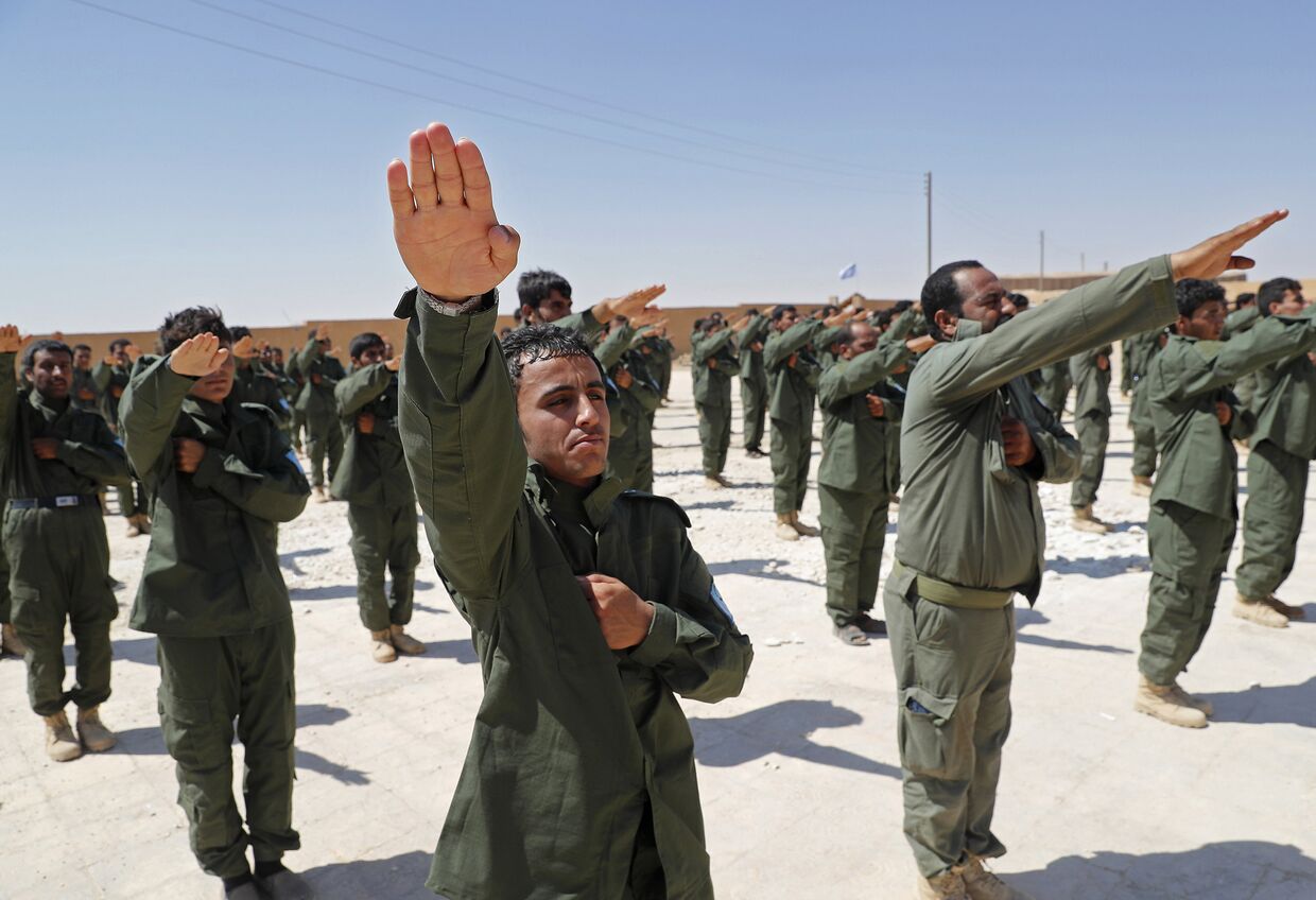 Солдаты сирийских внутренних сил безопасности в ходе церемонии выпуска