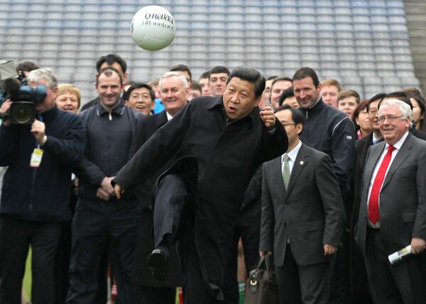 Заместитель Председателя КНР Си Цзиньпин играет с мячом