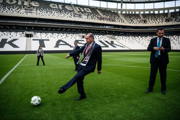 Президент Турции Реджеп Тайип Эрдоган играет в мяч на стадионе в «Водафон Арена»