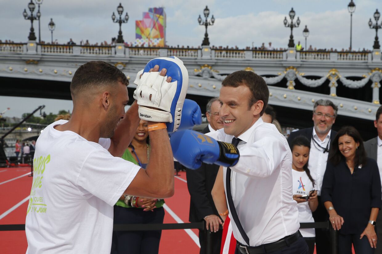 Президент Франции Эммануэль Макрон занимается боксом