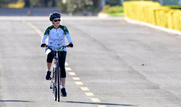 Президент Бразилии Дилма Русеф совершает велопрогулку