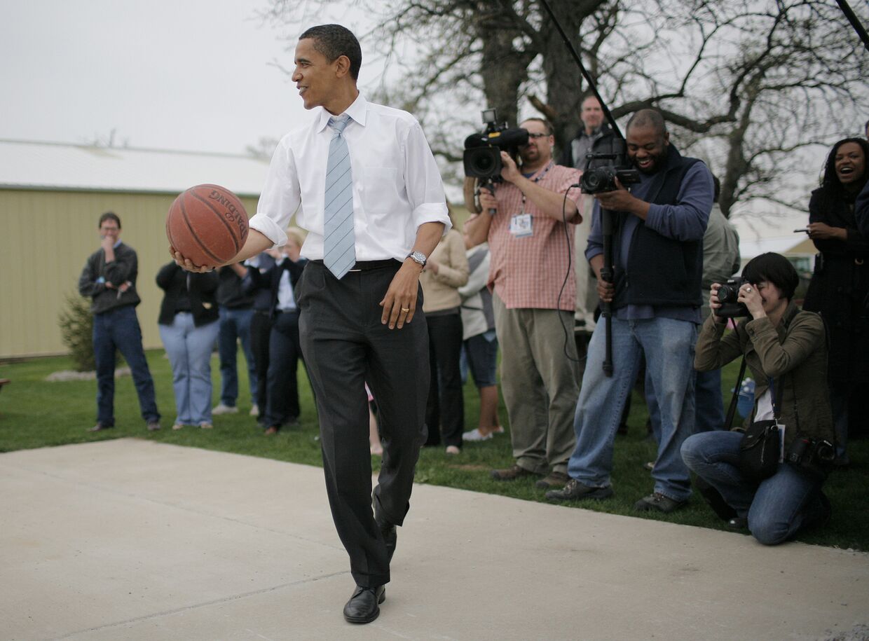 Бывший президент США Барак Обама играет в футбол