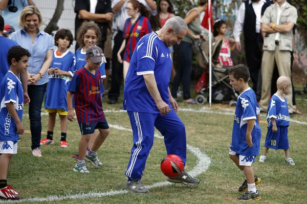 Биньямин Нетаньяху играет в футбол