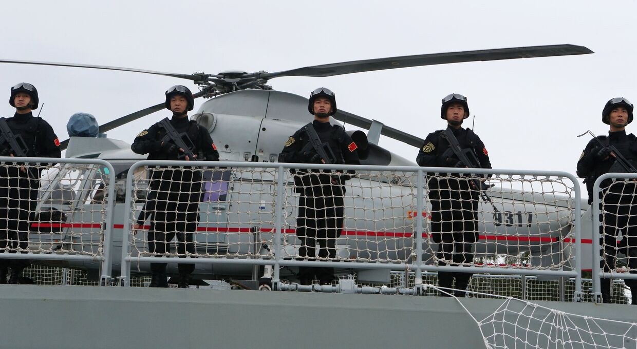 Военнослужащие фрегата Юньчэн военно-морских сил Китая, прибывший в порт Балтийска для участия в российско-китайских учениях Морское взаимодействие – 2017