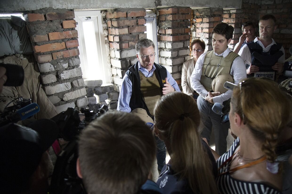 Представитель США по Донбассу Курт Волкер общается с журналистами во время своего визита в Авдеевку и Краматорск