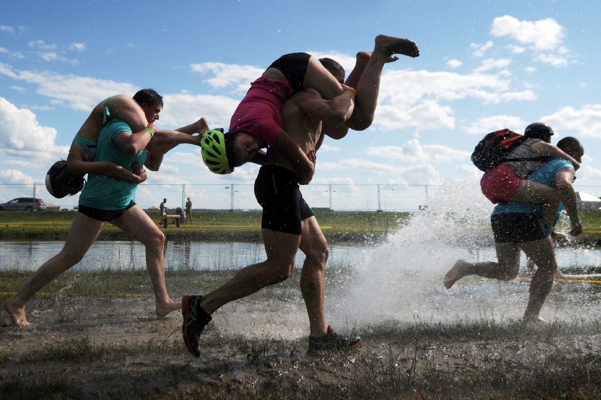 Финский шуточный вид спорта «ношение жен» в городе Браслав, Беларусь