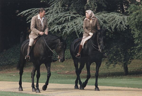 Елизавета II на прогулке возле Виндзорского замка с Рональдом Рейганом (1982)