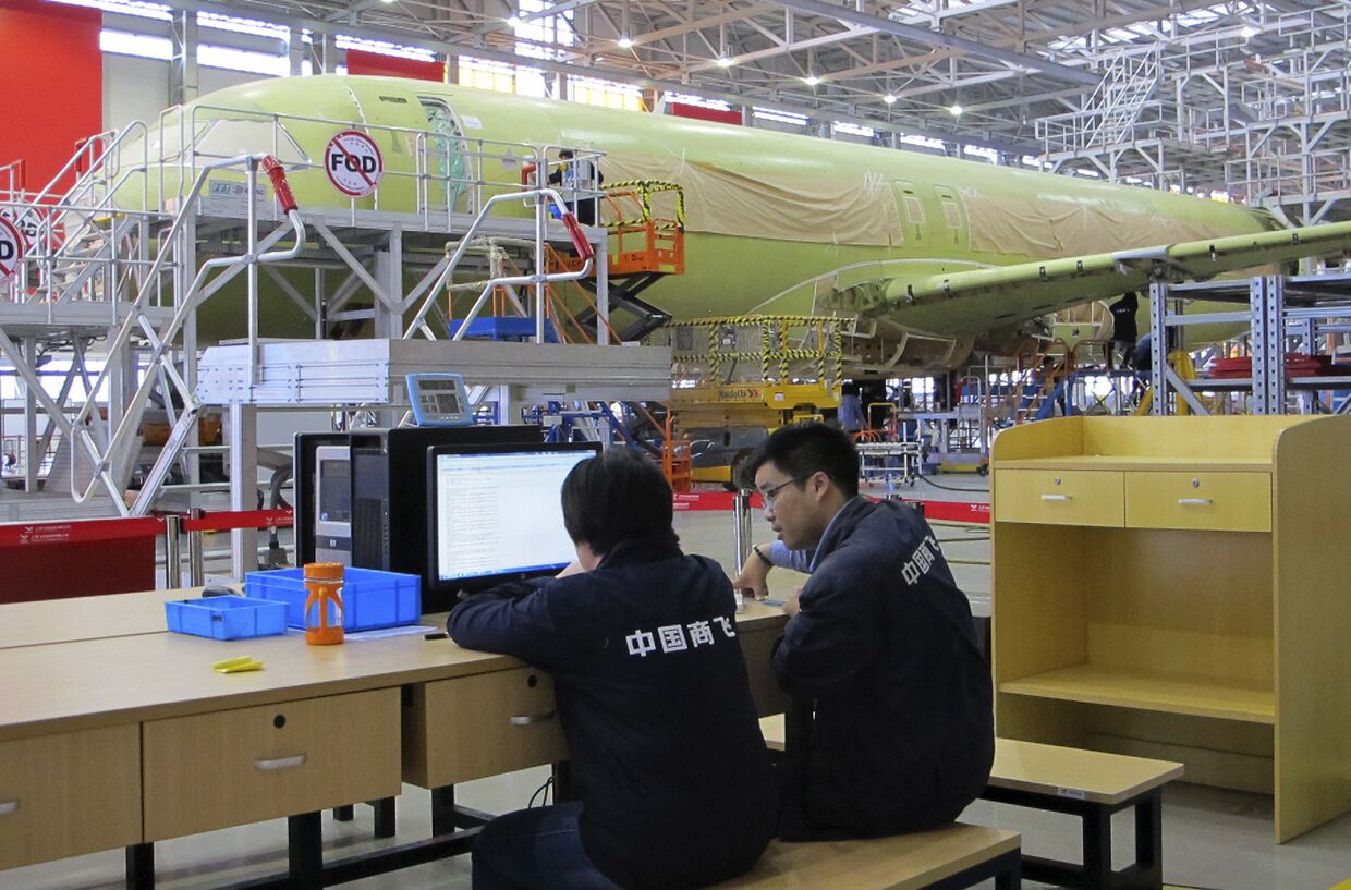 Конвейер на заводе по производству китайского пассажирского самолета С919 в Шанхае