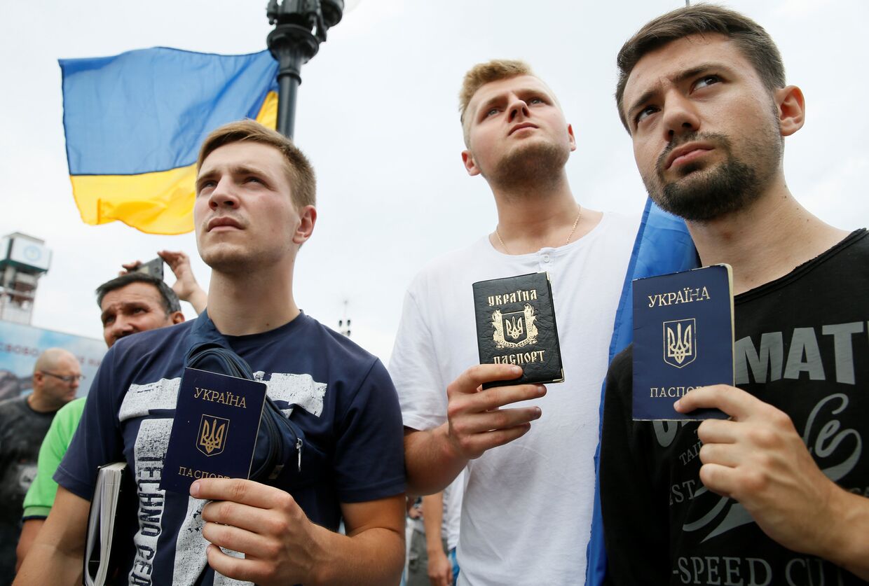 Активисты с украинским паспортами на акции в поодержку Михаила Саакашвили на Площади независимости в Киеве. 27 июля 2017