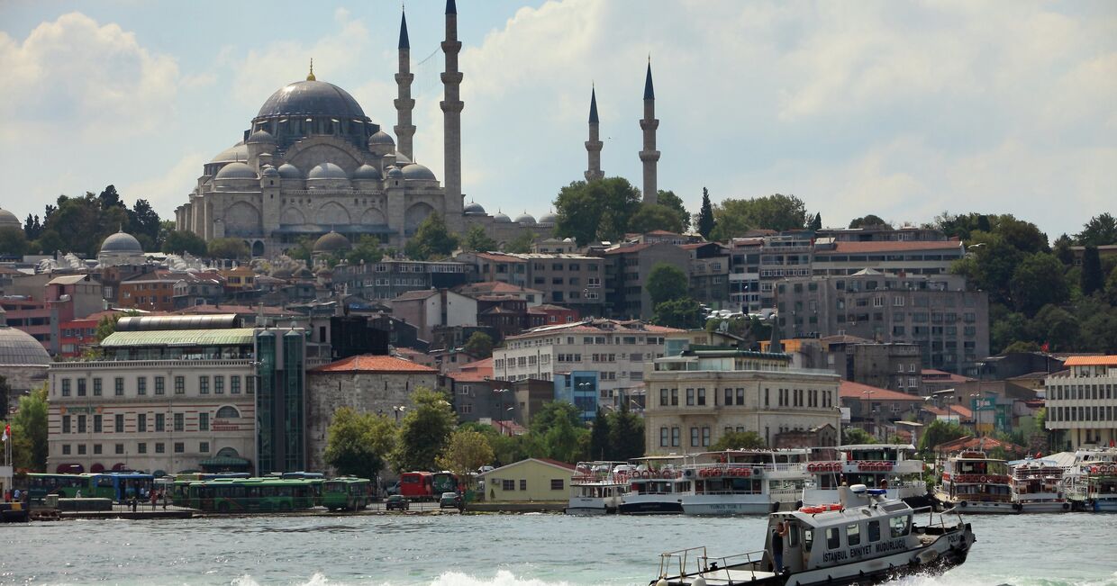 Вид на Голубую мечеть через пролив Босфор в Стамбуле
