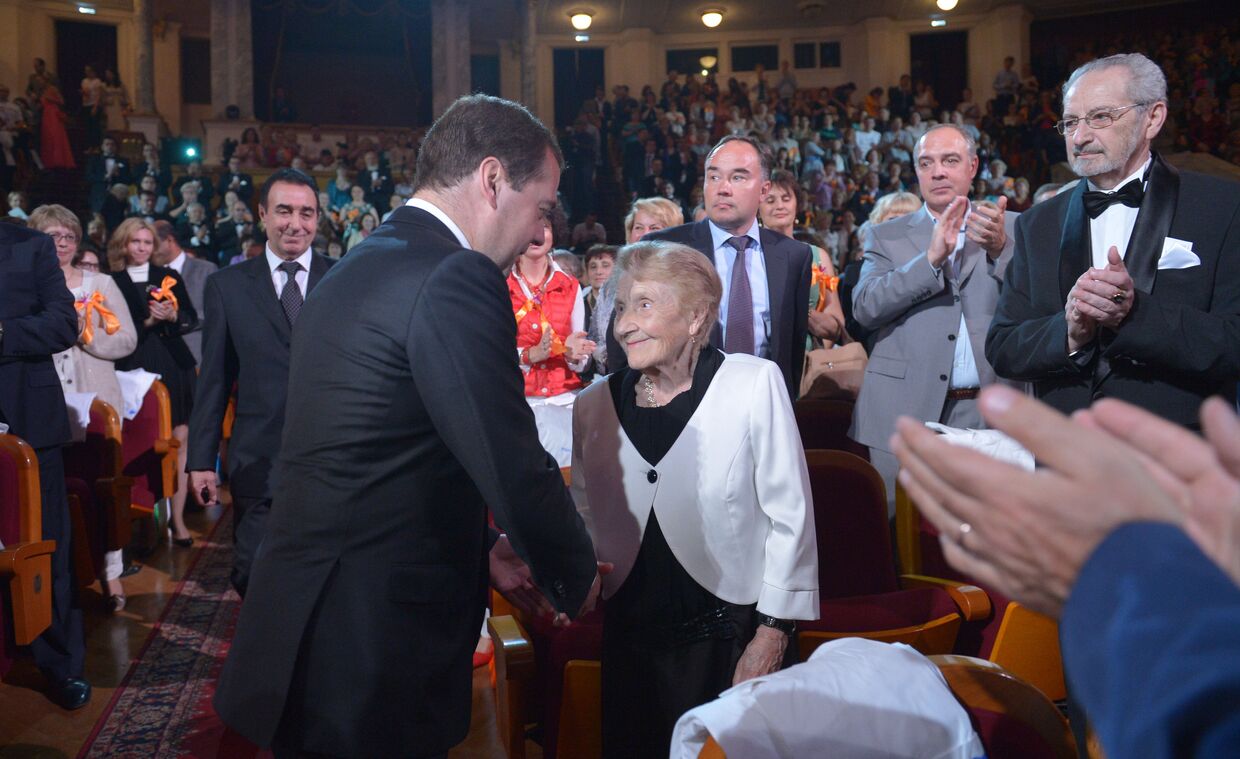 Д.Медведев принял участие в церемонии вручения премии Призвание лучшим врачам России