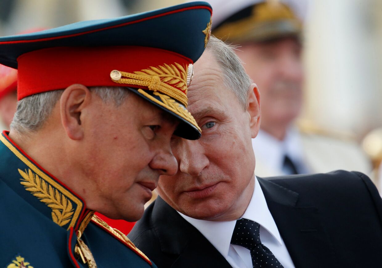 Президент РФ, верховный главнокомандующий Владимир Путин и министр обороны РФ Сергей Шойгу