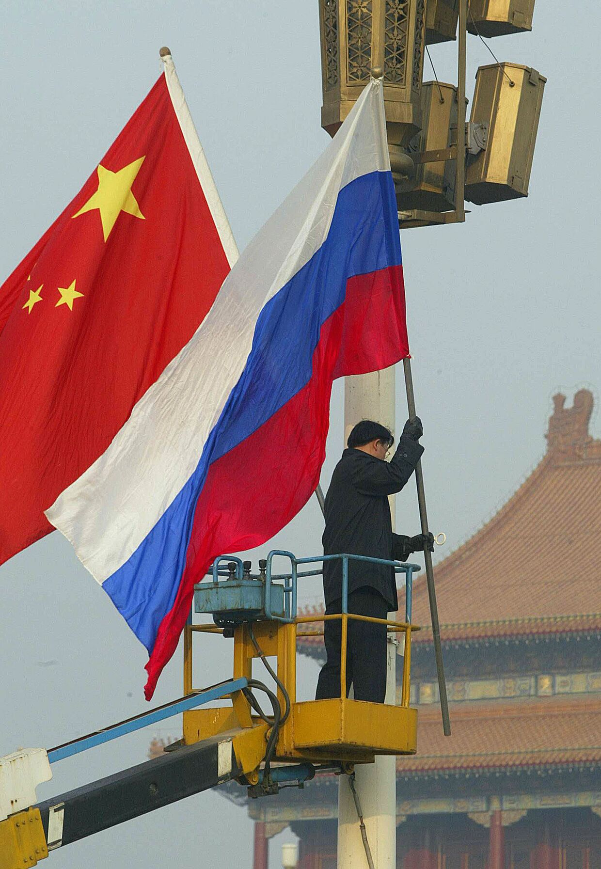 Флаги РФ и КНР на площади Тяньаньмэнь в Пекине