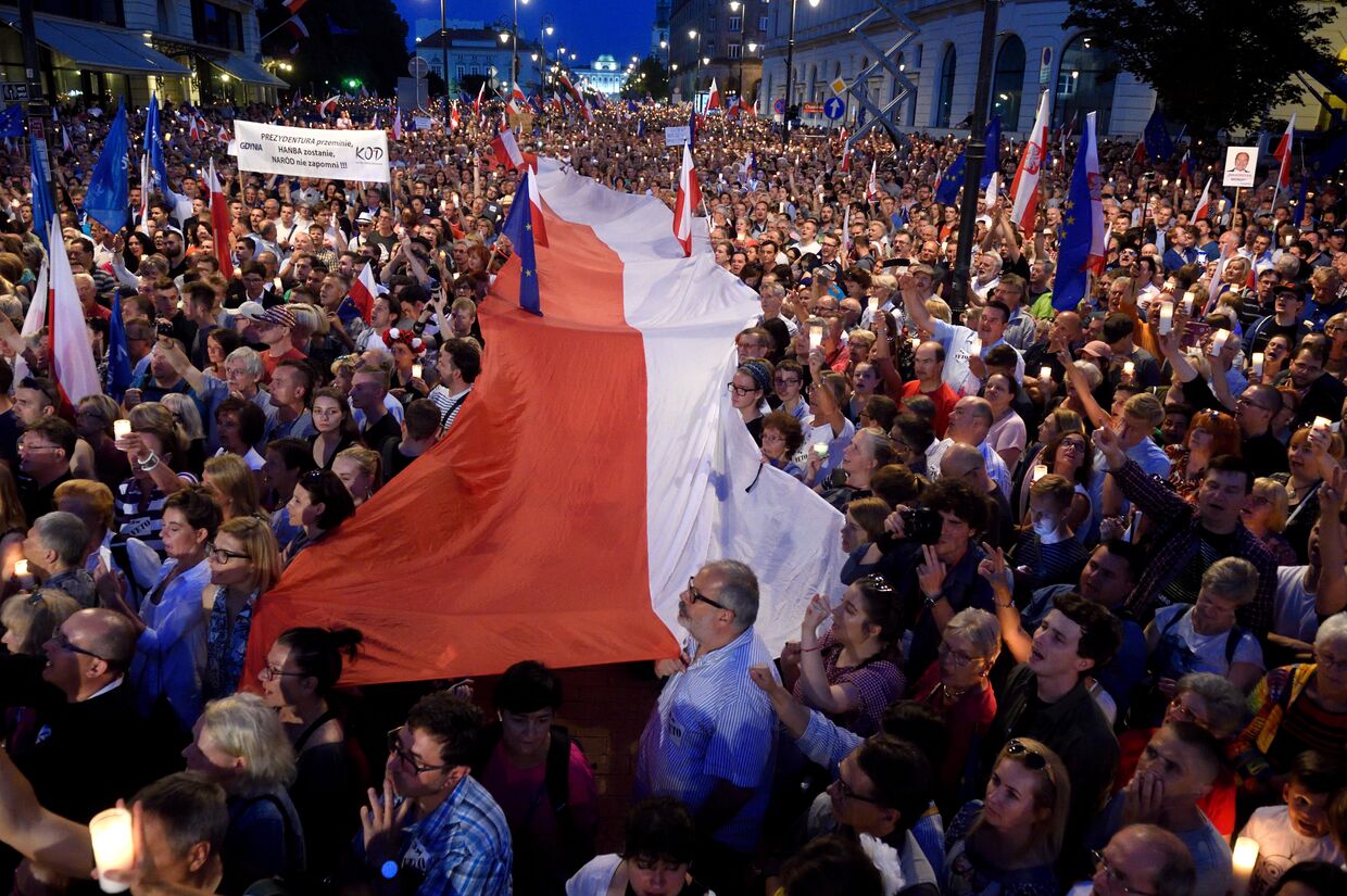 Демонстранты выступающие против реформы Верховного суда Польши напротив президентского дворца в Варшаве. 20 июля 2017