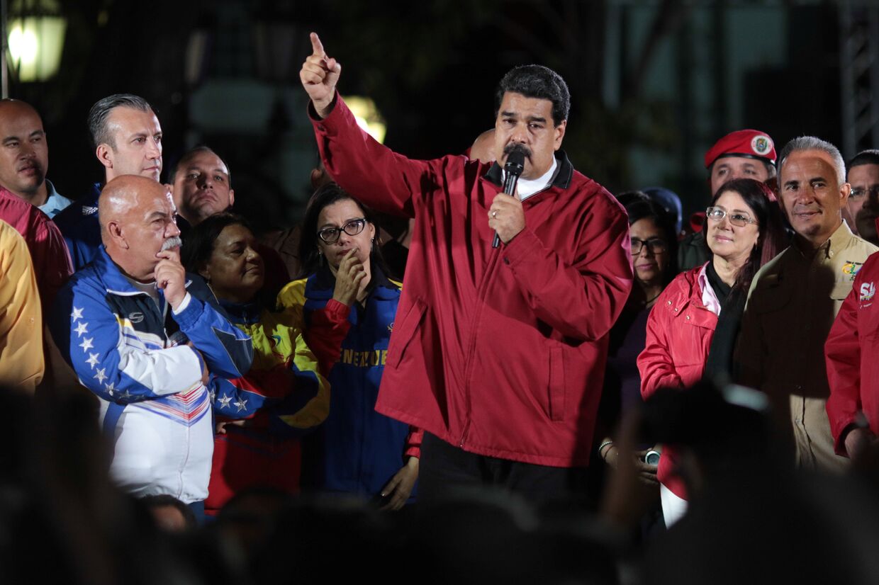 Президент Венесуэлы Николас Мадуро во время встречи со сторонниками
