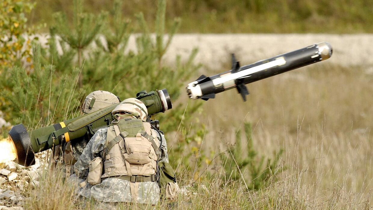 Американские военные производят выстрел из противотанкового ракетного комплекса (ПТРК) FGM-148 Javelin