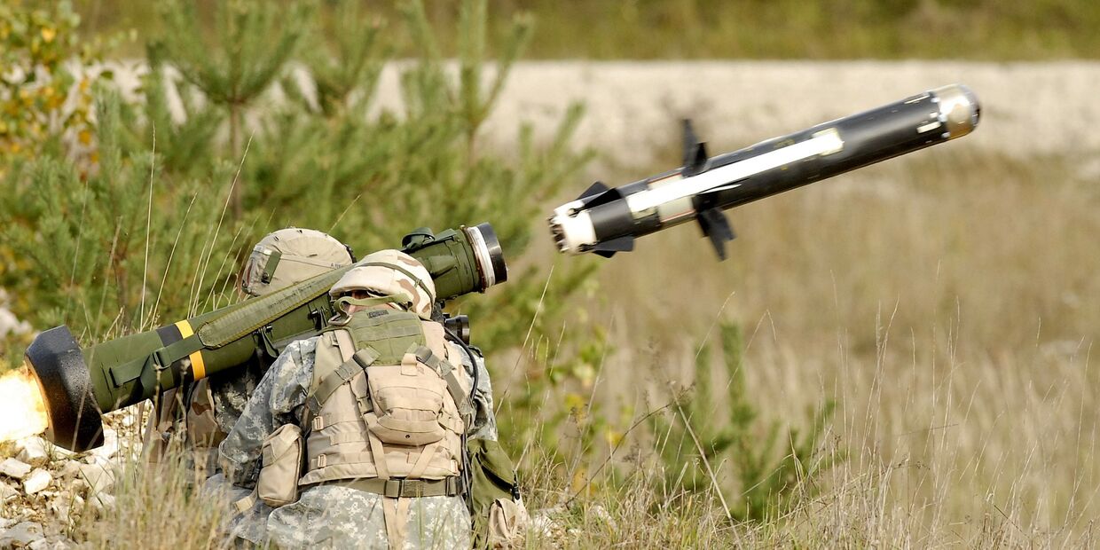 Американские военные производят выстрел из противотанкового ракетного комплекса (ПТРК) FGM-148 Javelin