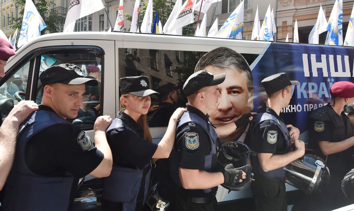 Полицейские блокируют автомобиль движения «новых сил»