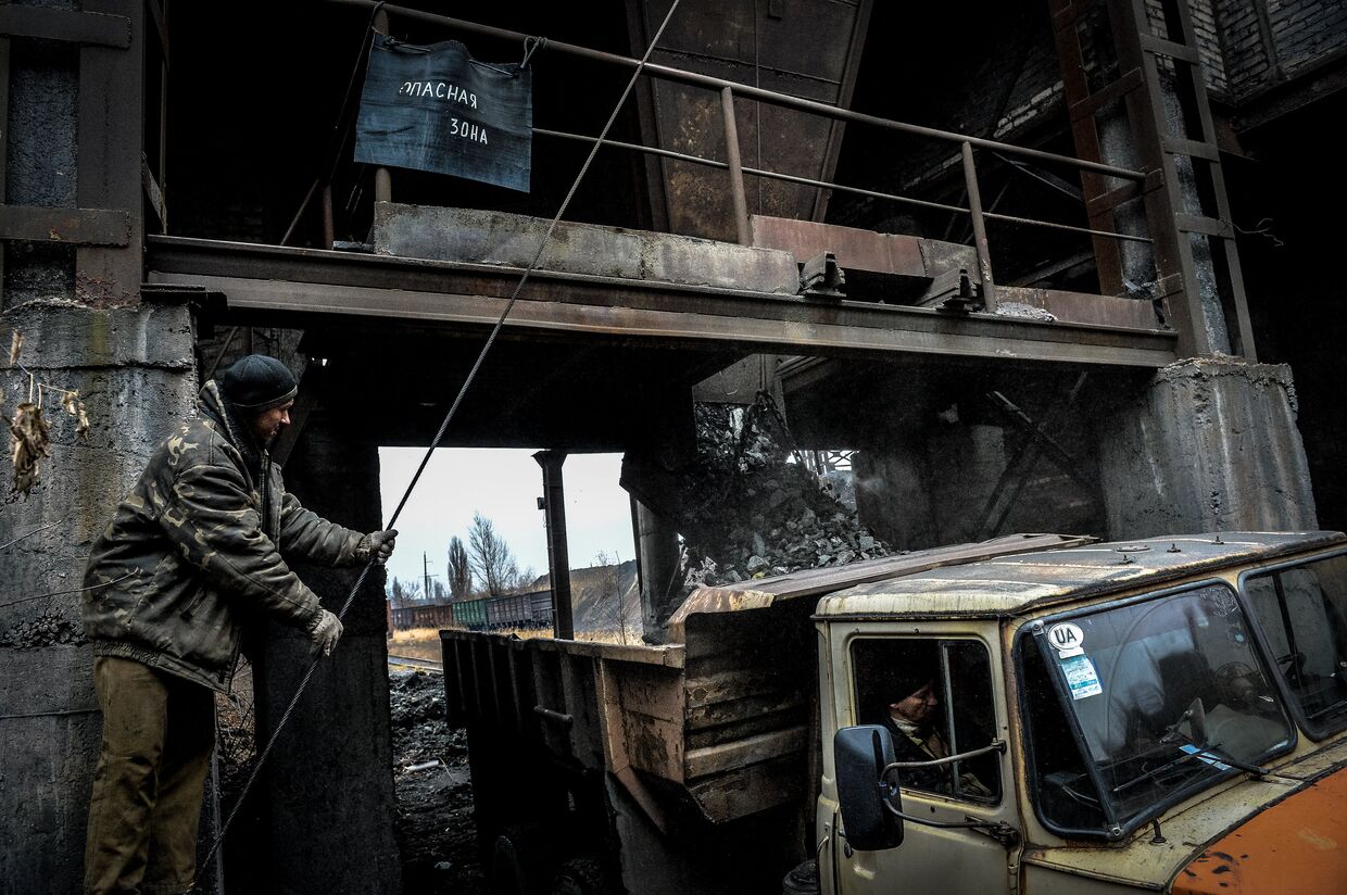 Вывоз породы на шахте имени Челюскинцев в Донецке