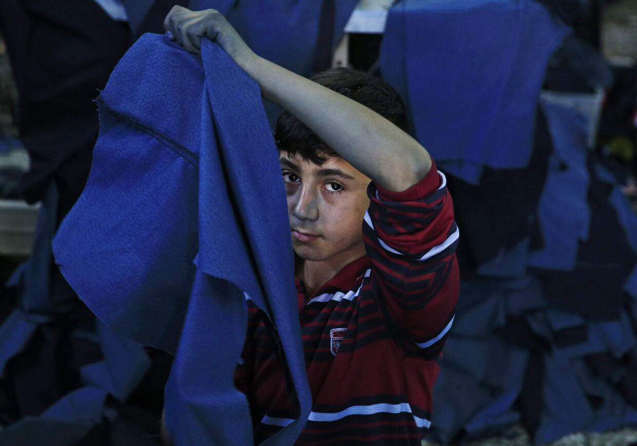 Беженец из Сирии работает в мастерской одежды в Газиантепе на юго-востоке Турции