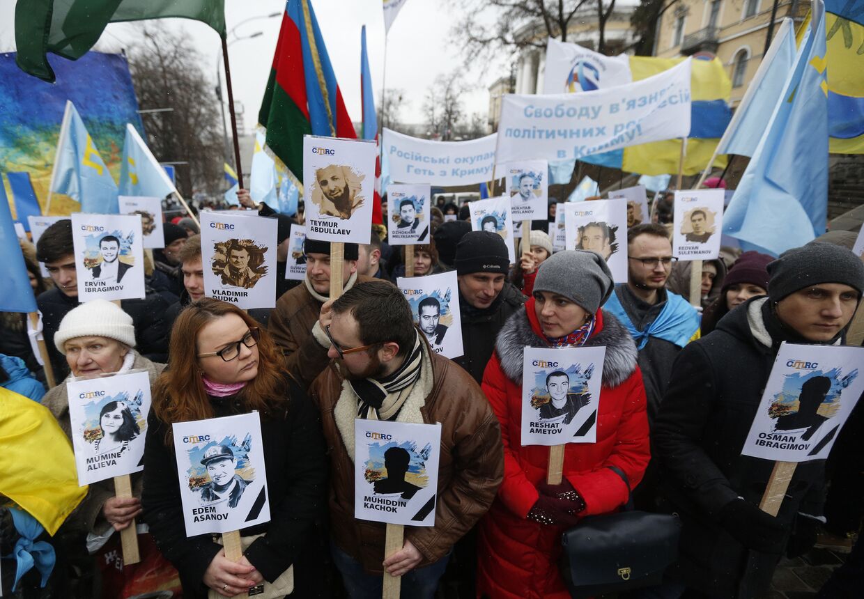 Протестующие с портретами жертв политических преследований в Крыму
