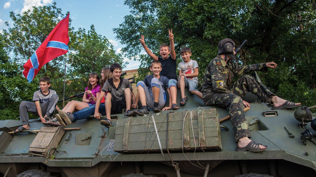 Бойцы ополчения Донбасса и дети в городе Снежное