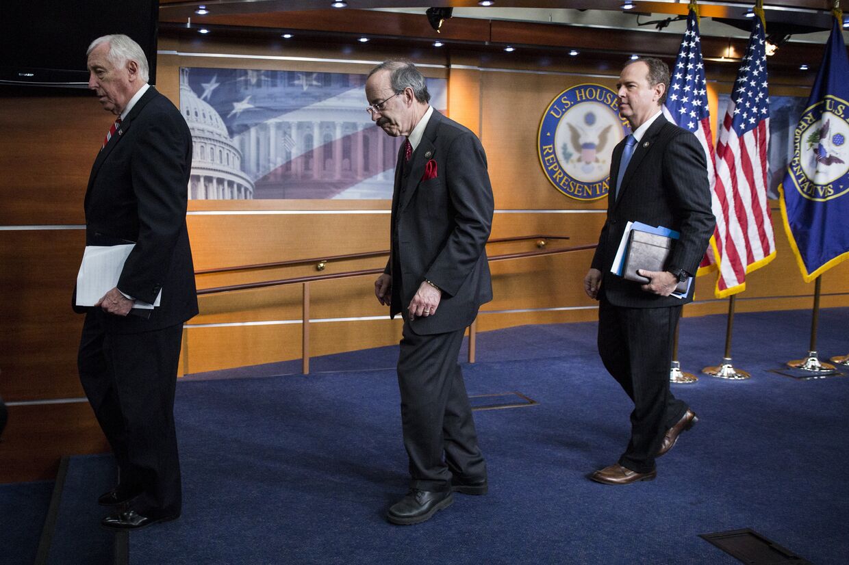 Американские конгрессмены Стени Хойер, Элиот Энгел и Адам Шифф на пресс-конференции