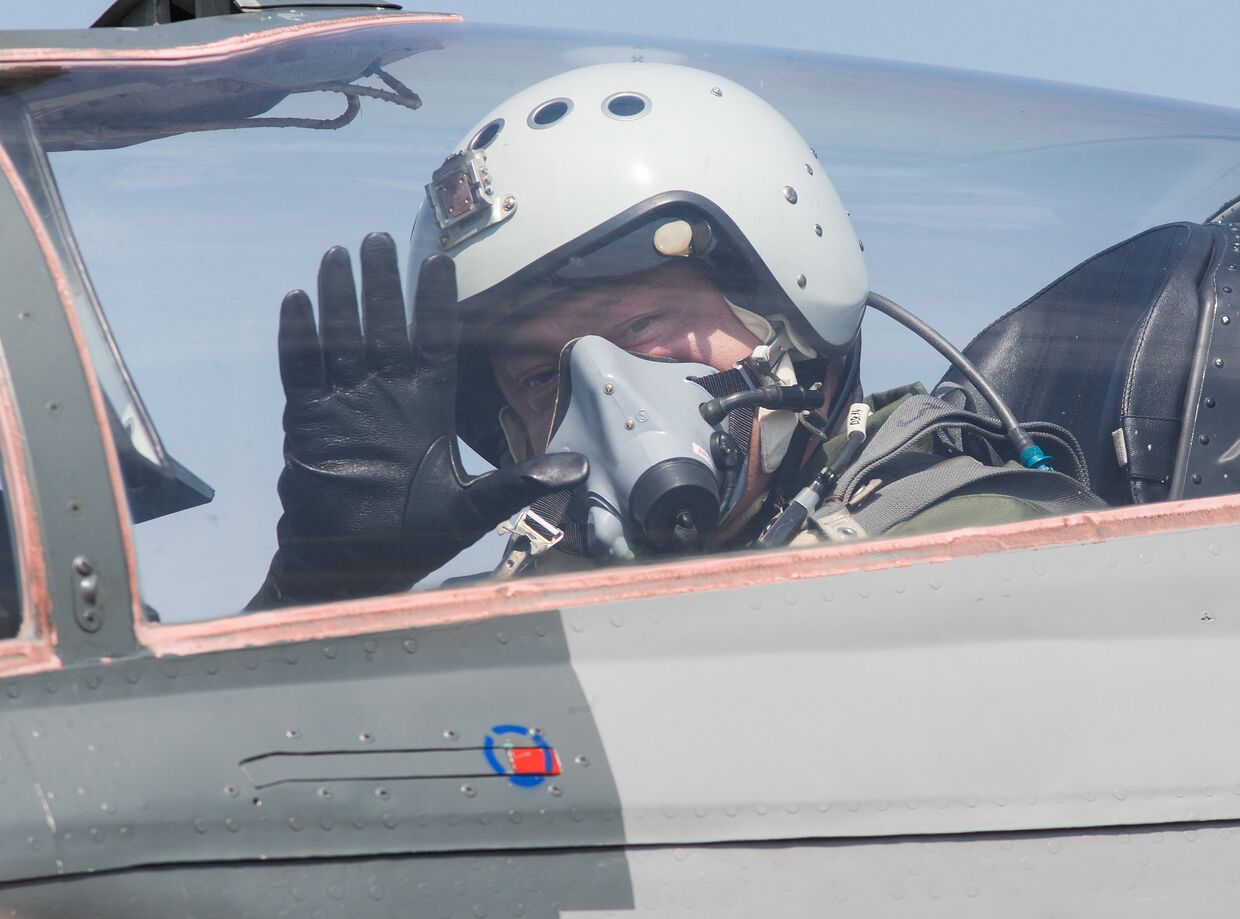 Петр Порошенко в кабине истребителе МиГ-29 перед полетом. 5 августа 2017